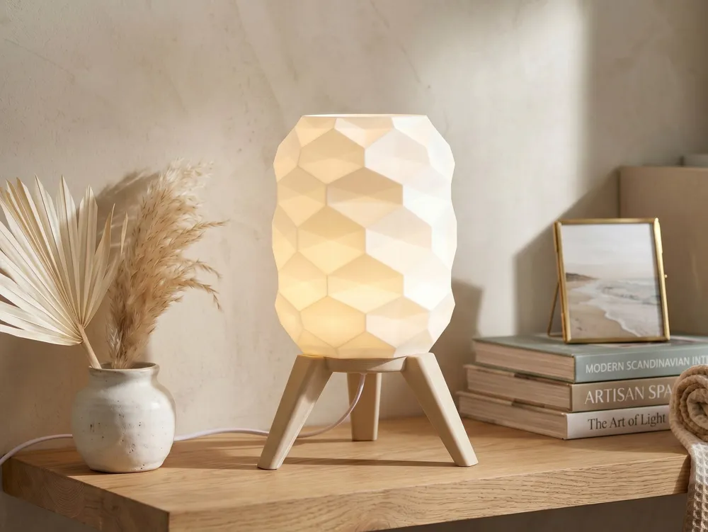 Lámpara Geométrica con trama de hexágonos grandes encendida sobre una mesa